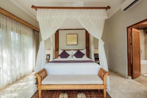 Postel nebo postele na pokoji v ubytování Desa Swan Villas & SPA, Keramas