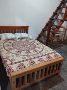 - une chambre avec un lit et une couverture dans l'établissement Sunil's Homestay Sinharaja, à Kalawana