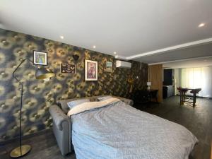 een slaapkamer met een bed in een kamer met een muur bij Le SPA de l’Impasse in Limoges