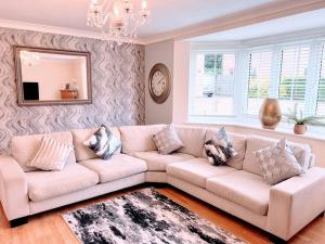 uma sala de estar com um sofá e um espelho em Astor house Maidstone long stay em Maidstone