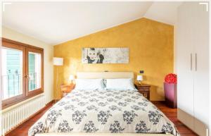 a bedroom with a large bed and a window at Villa Anis Bed and Breakfast in Selvazzano Dentro