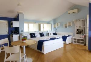 サレルノにあるSuite Aphrodite - Exclusive Flatのベッドルーム1室(ベッド1台、テーブル、椅子付)