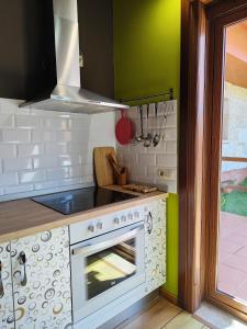 Kuchnia lub aneks kuchenny w obiekcie Tranquila casita de invitados en Vigo con chimenea