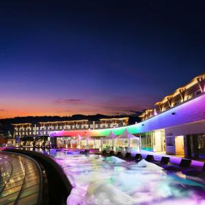 um resort com piscina à noite em Shinhwa Jeju Shinhwa World Hotels em Seogwipo