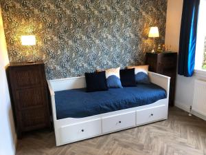 1 dormitorio con 1 cama blanca con sábanas azules en Maison familiale 100m2, en Witry-lès-Reims