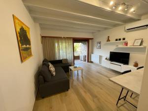 Casa di Paolino في بورتو فالترافاغليا: غرفة معيشة مع أريكة وطاولة