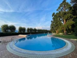 una gran piscina de agua azul en Casa di Paolino en Porto Valtravaglia