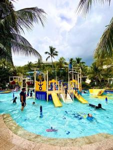 un groupe de personnes dans un parc aquatique dans l'établissement Forest city Ataraxia park homestay, à Johor Bahru