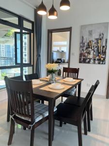 une table de salle à manger et des chaises avec des fleurs dessus dans l'établissement Forest city Ataraxia park homestay, à Johor Bahru