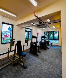 une salle de sport avec plusieurs tapis de course et chaises dans une pièce dans l'établissement Forest city Ataraxia park homestay, à Johor Bahru
