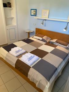 a large bed in a room with towels on it at Villa Titti Residence la Bussola in Fontane Bianche