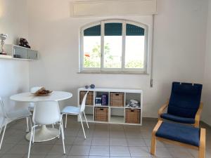 a living room with a table and chairs and a window at Villa Titti Residence la Bussola in Fontane Bianche +32 photos