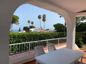 a table and chairs on a balcony with a view of the ocean at Villa Titti Residence la Bussola in Fontane Bianche