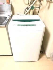 einen weißen Kühlschrank in einer Küche neben einer Spüle in der Unterkunft Ueda Building - Vacation STAY 8551 in Asahikawa