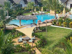 una imagen de una piscina en un complejo en Zen Boutique Resort en Jambiani