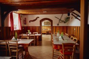 una sala da pranzo con tavoli e sedie in legno di Pr` Florjan a Cerklje na Gorenjskem