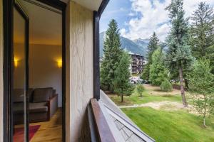 een balkon met uitzicht op een berg bij Chamonix Sud - Chamois Blanc 110 - Happy Rentals in Chamonix-Mont-Blanc