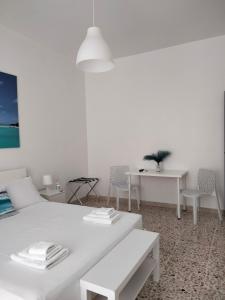 マルツァメミにあるIl Piccolo Portoの白い部屋(ベッド2台、テーブル、椅子付)