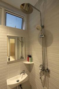 y baño blanco con lavabo y ducha. en New 新设计 新概念 Konzept House 2 Near Jonker@Heritage, en Melaka