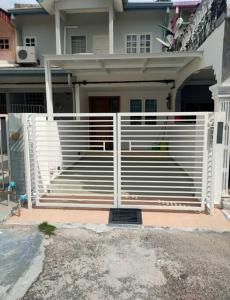 una cerca blanca frente a una casa en New 新设计 新概念 Konzept House 2 Near Jonker@Heritage, en Melaka