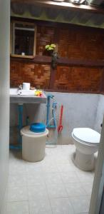 y baño con aseo y lavamanos. en Littleduck bungalow Koh Chang Ranong, en Koh Chang