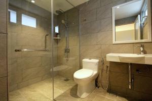 y baño con aseo, lavabo y ducha. en New 新设计 新概念 Konzept House 2 Near Jonker@Heritage, en Melaka