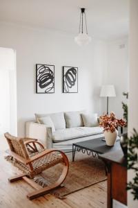 uma sala de estar com um sofá e uma mesa de centro em The Settler - Boutique cottage em Dubbo