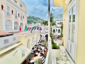 カプリにあるCamerelle 7, Domus Letterariaの町のホテルのバルコニーからの眺め
