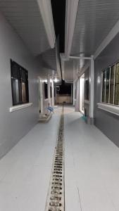 un couloir vide d'un bâtiment en construction dans l'établissement Jens Samal Vacation Rental - Centrally Located - Fully Furnished 2br WIFI, à Babak
