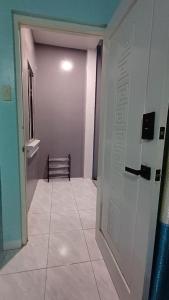 Et badeværelse på Jens Samal Vacation Rental - Centrally Located - Fully Furnished 2br WIFI