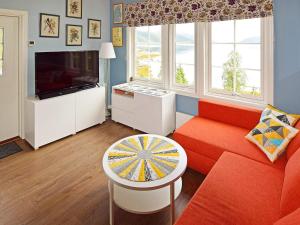 TV a/nebo společenská místnost v ubytování Holiday home Sandhornøy II