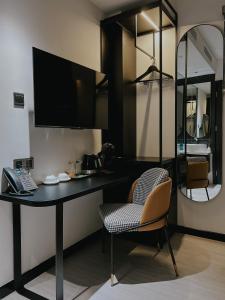 TV a/nebo společenská místnost v ubytování The Concept Hotel HCMC- District 1