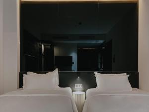 Postel nebo postele na pokoji v ubytování The Concept Hotel HCMC- District 1