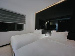 Postel nebo postele na pokoji v ubytování The Concept Hotel HCMC- District 1