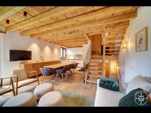 a living room with a table and a dining room at CASA CORILHA de Alma de Nieve in Salardú