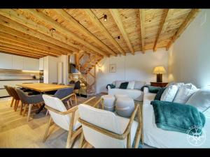 a living room with a couch and chairs and a table at CASA CORILHA de Alma de Nieve in Salardú
