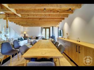 a large wooden table in a room with chairs at CASA CORILHA de Alma de Nieve in Salardú