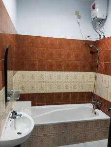 Koupelna v ubytování Hotel Lestari + 21 fotografií