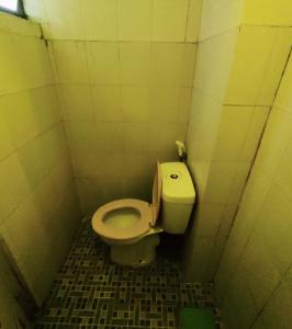 A bathroom at Apartemen cibubur village booking by hans property