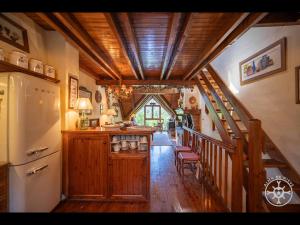 een keuken met een koelkast en een trap in een huis bij CASA SOMONT de Alma de Nieve in Salardú