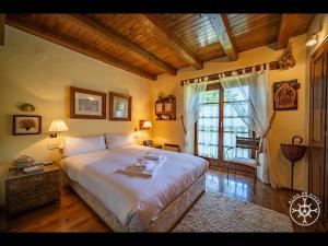 een slaapkamer met een groot bed en een groot raam bij CASA SOMONT de Alma de Nieve in Salardú