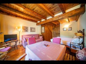 een woonkamer met een bank en een tafel bij CASA SOMONT de Alma de Nieve in Salardú