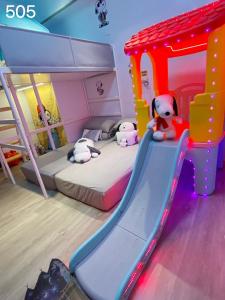 Wind Natural Parent-Child Inn II في هولي: غرفة نوم للأطفال مع سرير بطابقين وزحليقة