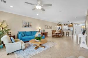 un salon avec un canapé bleu et une table dans l'établissement Three-Bedroom Townhouse, à Marathon