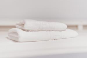 zwei weiße Handtücher übereinander gestapelt in der Unterkunft LA CASA del TOMÀS in Pobla de Segur