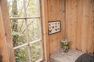 O grădină în afara A cozy treehouse for two
