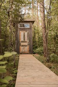 O grădină în afara A cozy treehouse for two