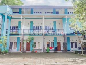 a blue and white building with a courtyard at Syariah Safar Guest House Mitra RedDoorz in Cijoho