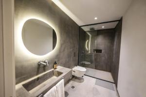La salle de bains est pourvue d'un lavabo, de toilettes et d'un miroir. dans l'établissement House Of Marmaris, à Marmaris