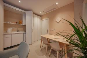 - une cuisine et une salle à manger avec une table et des chaises dans l'établissement House Of Marmaris, à Marmaris